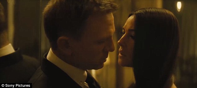 2ABE685D00000578-3170455-Sizzling_Bond_played_by_Daniel_Craig_seduces_Monica_Bellucci_s_c-a-57_1437571309266.jpg